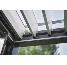 Detailansicht einer Aluminium Terrassenüberdachung mit Lamellen