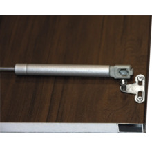 Möbel-Gasdruckfeder auf einer Holzoberfläche