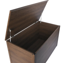 Geöffnete Gartenbox zur Aufbewahrung von Gartenzubehör