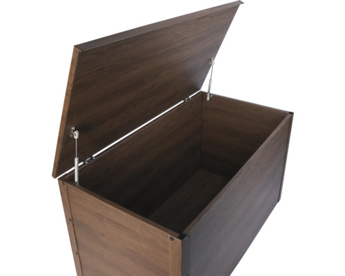 Geöffnete Gartenbox zur Aufbewahrung von Gartenzubehör