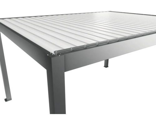 Detailansicht einer Terrassenüberdachung mit Lamellendach