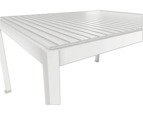 Detailansicht einer weißen Terrassenüberdachung mit Lamellendach