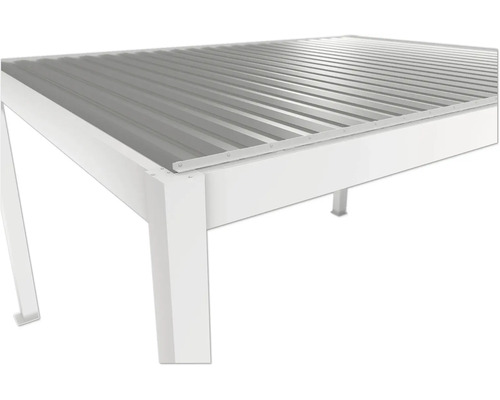 Detailansicht eines Pavillons mit Metalldach und weißem Rahmen