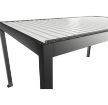 Detailansicht einer Pergola mit Aluminiumstruktur und Lamellendach