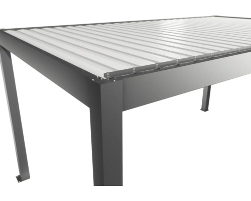 Detailansicht einer grauen Terrassenüberdachung mit Lamellendach