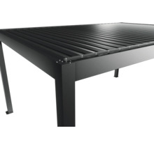 Detailansicht einer schwarzen Terrassenüberdachung mit Lamellendach