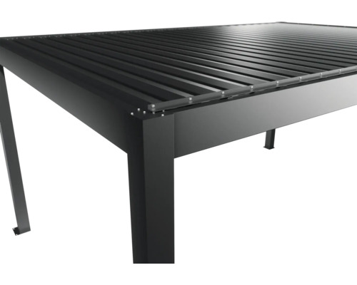 Detailansicht einer schwarzen Terrassenüberdachung mit Lamellendach