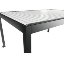 Detailansicht einer schwarzen Terrassenüberdachung mit Lamellendach