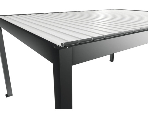 Detailansicht einer schwarzen Terrassenüberdachung mit Lamellendach