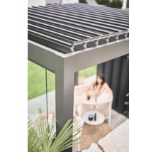 Detailansicht einer Aluminium-Pergola mit verstellbaren Lamellen für den Außenbereich.