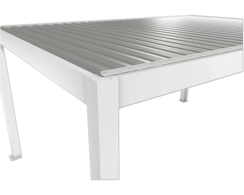 Detailansicht einer weißen Terrassenüberdachung mit einem Dach aus Metall