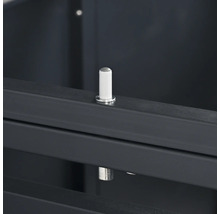 Detailansicht eines Möbelstücks mit Metallrahmen und Regalbodenhalterung