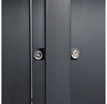 Detailansicht eines Torrahmens mit Schrauben