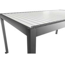 Detailansicht eines Pavillons mit stabilen Stützpfosten und lichtdurchlässigem Dach