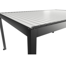 Detailansicht einer Terrassenüberdachung mit Metallstruktur und Lamellendach