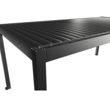 Detailansicht einer schwarzen Terrassenüberdachung aus Metall