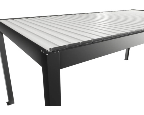 Detailansicht einer schwarzen Terrassenüberdachung mit Lamellendach