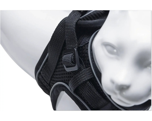 Schwarzes Katzengeschirr an einer Katzenpuppe