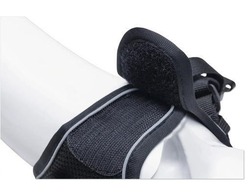 Nahaufnahme eines schwarzen Hundegeschirrs mit Klettverschluss