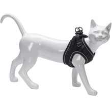 Katzengeschirr auf einer Katzenpuppe