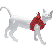 Rotes Katzengeschirr an einer Katzenattrappe