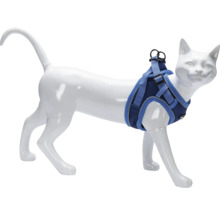 Katzen-Geschirr an einer Katzenpuppe