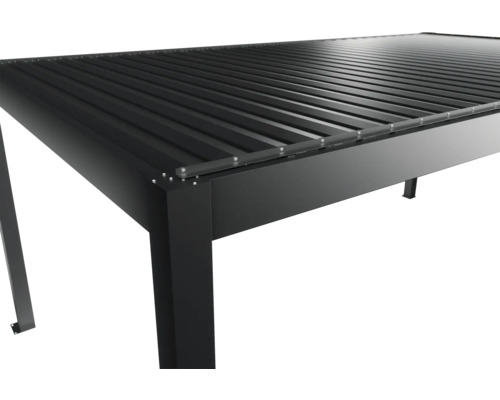 Detailansicht einer schwarzen Terrassenüberdachung mit Lamellendach