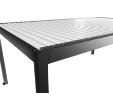 Detailansicht einer Terrassenüberdachung mit Metallrahmen und Lamellendach