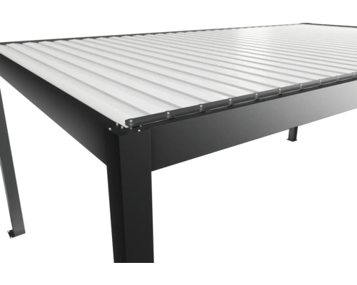 Detailansicht einer Terrassenüberdachung mit Metallrahmen und Lamellendach