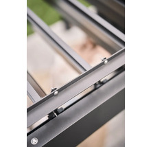 Detailansicht einer Terrassenüberdachung mit Metallelementen und Schrauben