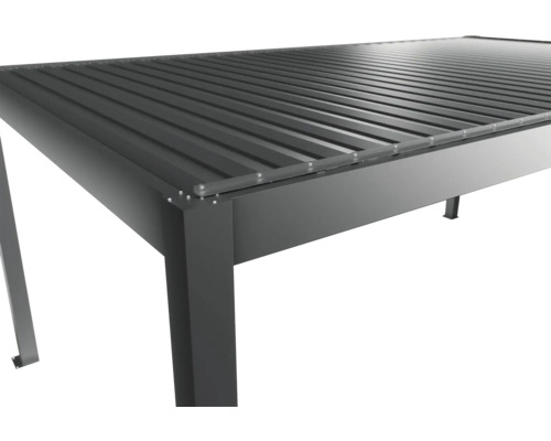 Detailansicht einer grauen Terrassenüberdachung mit Lamellendach