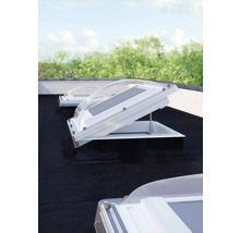 Geöffnete Dachfenster auf einem Flachdach