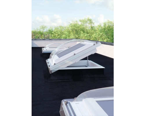 Geöffnete Dachfenster auf einem Flachdach