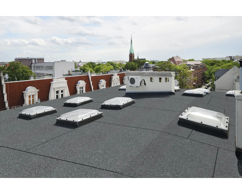 Dachansicht mit Bitumendach, Dachfenstern und Blick auf die Stadt