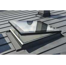 Geöffnetes Dachfenster auf einem Metalldach