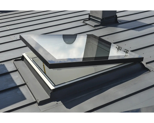 Geöffnetes Dachfenster auf einem Metalldach