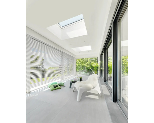 Heller Raum mit Dachfenstern, Jalousien und Schiebetüren für viel Tageslicht