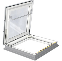 Geöffnete Dachluke mit Griffstange