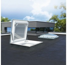 Geöffnetes Dachfenster auf einem Dach mit einem weiteren Dachfenster im Hintergrund