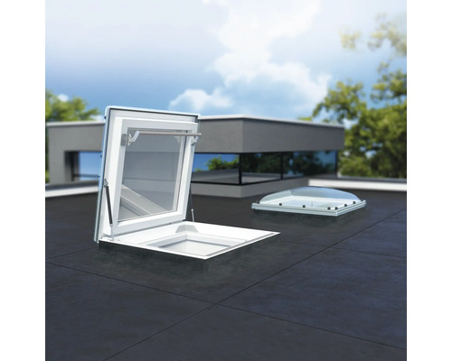 Geöffnetes Dachfenster auf einem Dach mit einem weiteren Dachfenster im Hintergrund