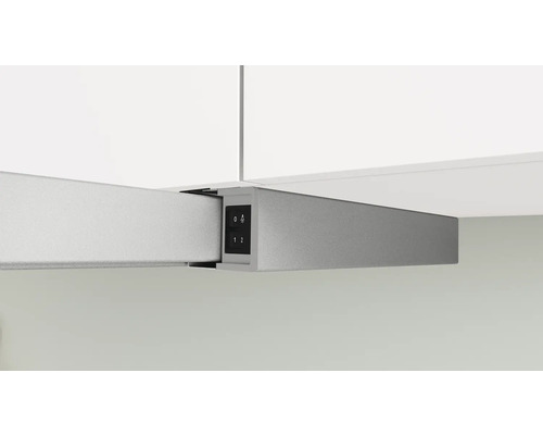 Integrierte Dunstabzugshaube unter einem Küchenschrank.