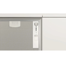 Detailansicht einer Dunstabzugshaube mit Metallfilter und Bedienfeld. Bosch Logo.