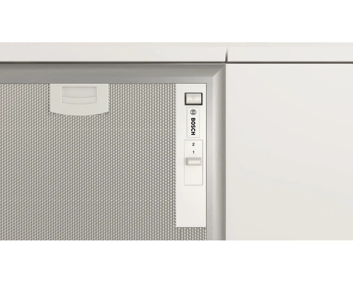 Detailansicht einer Dunstabzugshaube mit Metallfilter und Bedienfeld. Bosch Logo.