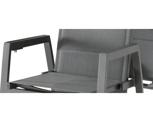 Detailansicht eines Gartenstuhls mit Armlehne und Textilbespannung