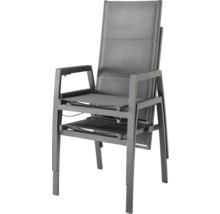 Stapelbarer Gartenstuhl mit Aluminiumgestell und Textilbespannung.