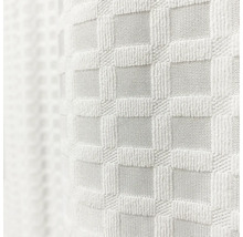 Detailaufnahme eines weißen Gardinenstoffes mit Schachbrettmuster