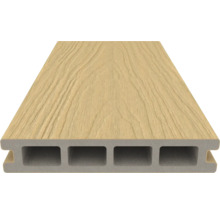 Terrassendiele aus Kunststoff mit Holzstruktur und Hohlkammern