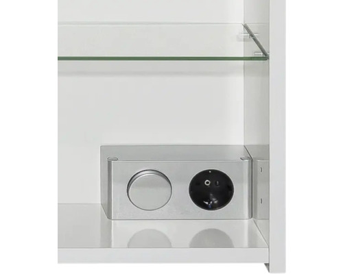 Detailansicht eines Spiegelschranks mit Glasablage und Steckdosenelement