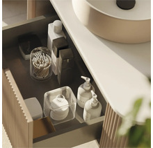 Badezimmerschrank mit geöffneter Schublade und verschiedenen Badutensilien