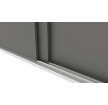 Detailansicht einer Schiebetür mit Metallschiene